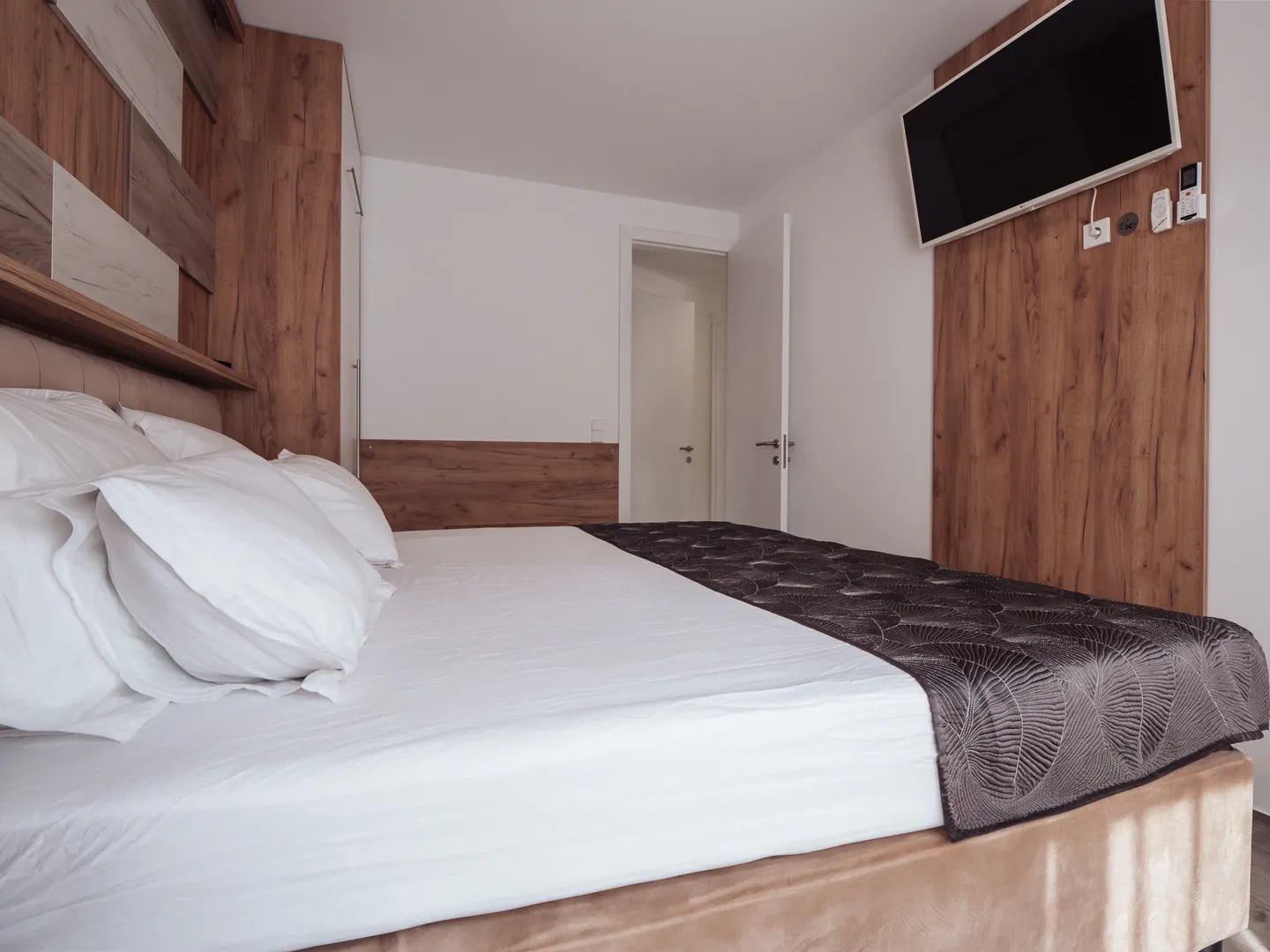 hrvatska, pag, mandre – ekskluzivna dizajnerska kuća s bazenom, podrumom i vrtom, 122 m² - slika 30