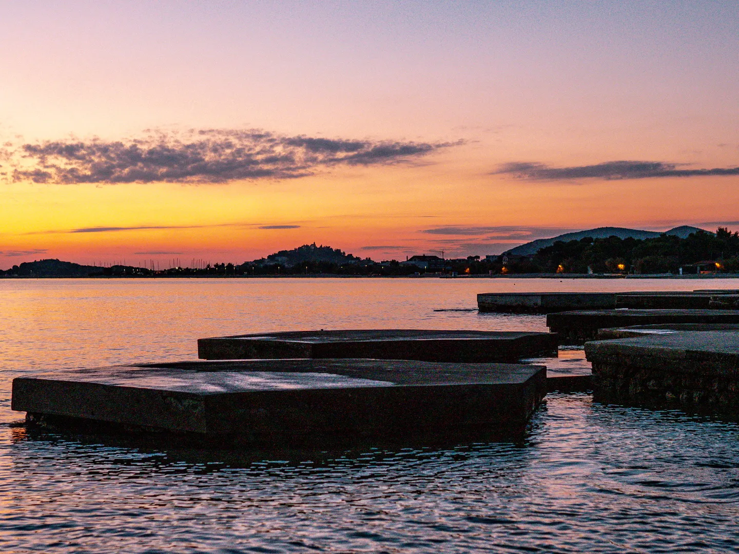 Hrvatska, Šibenik, Tribunj (Vodice) – moderni stanovi u novogradnji s terasom, liftom i parkirnim mjestom, 65–115 m²
