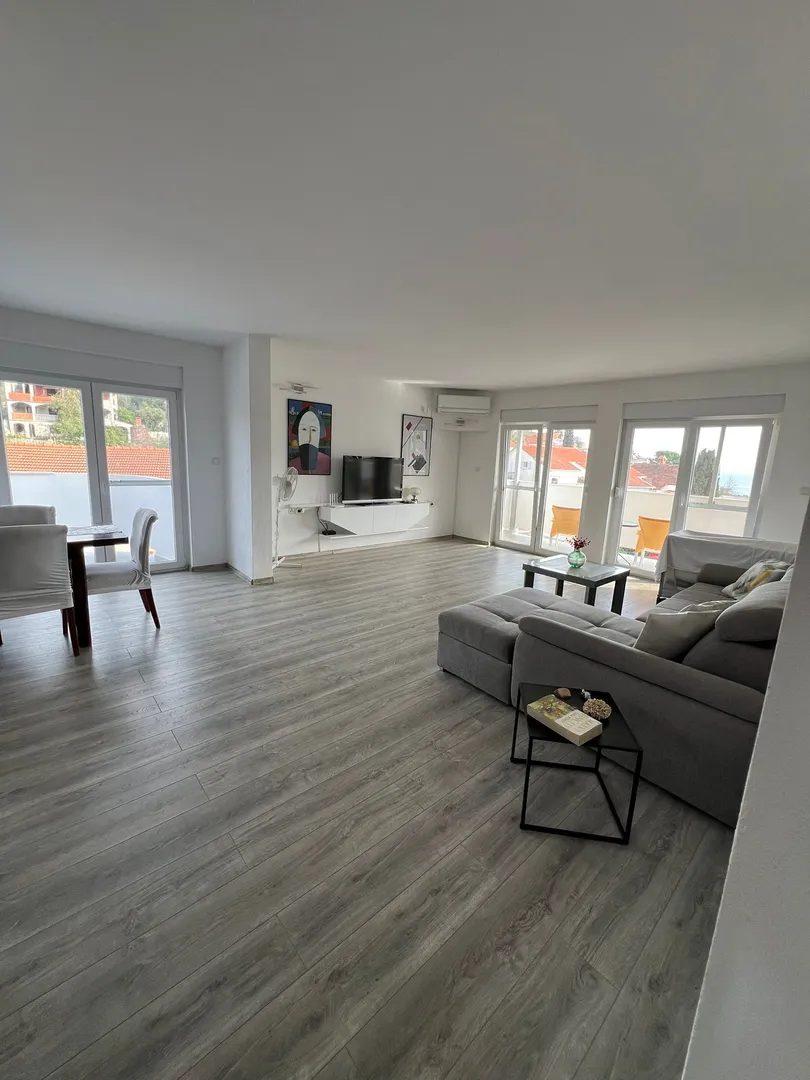 OTOK ČIOVO, OKRUG GORNJI- KUĆA S APARTMANIMA, 80 m OD MORA I 8 KM OD ZRAČNE LUKE - Okrug Gornji, Okrug