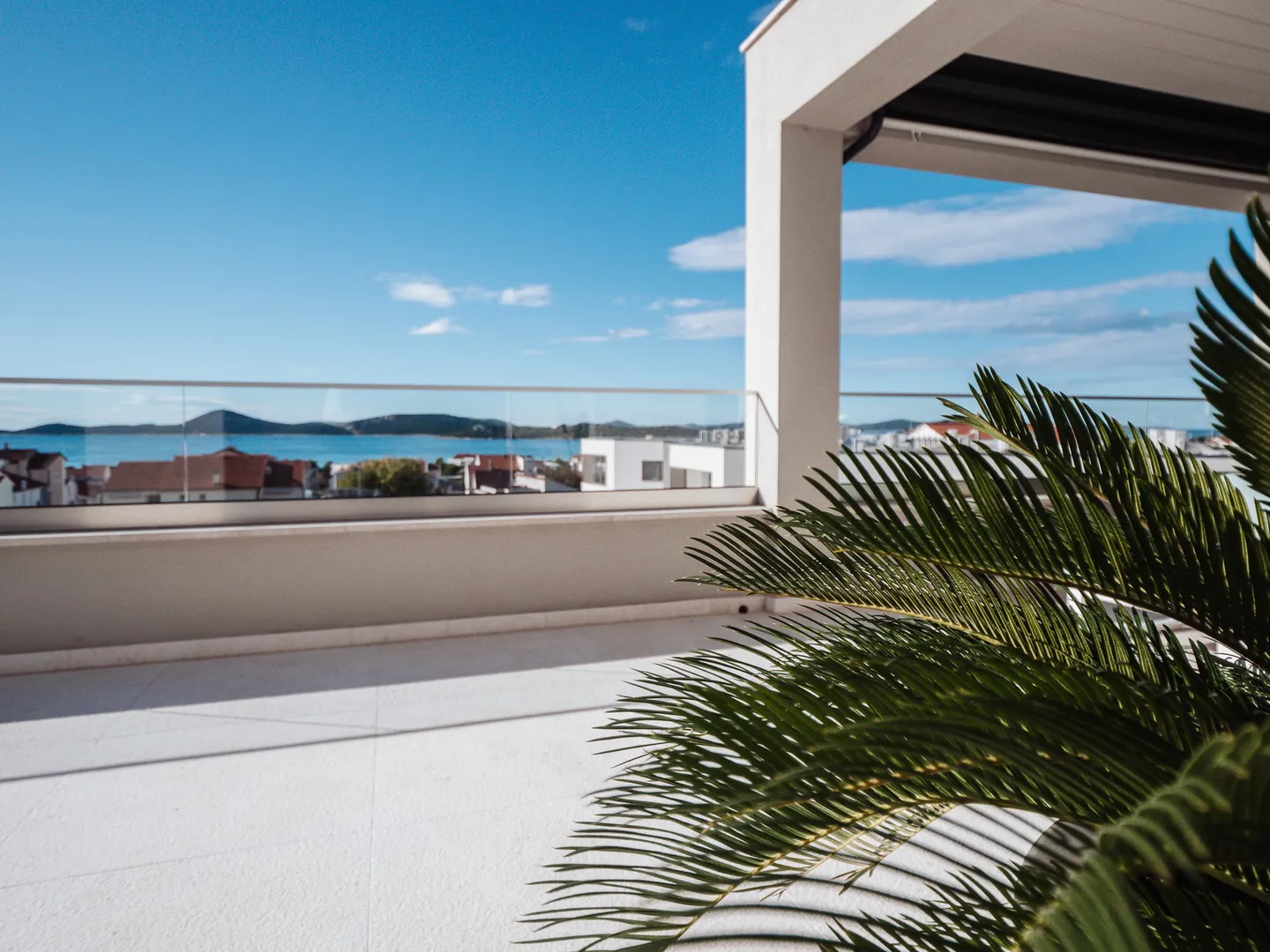 Hrvatska, Šibenik, Vodice (Tribunj) – penthouse stan s pogledom na more, 130 m² površine, dvije terase, moderna arhitektura