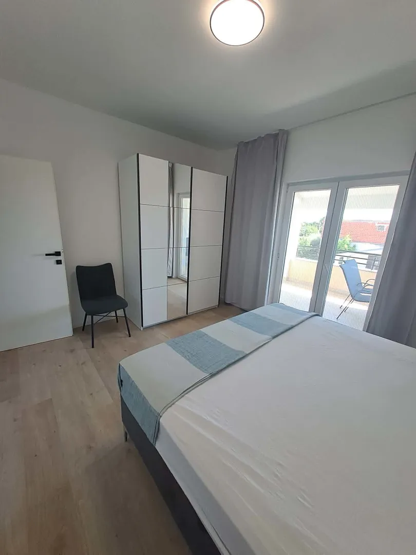 samostojeća kuća s 3 stambene jedinice, 900 m od mora, mirna i tiha pozicija, vrsi - slika 15