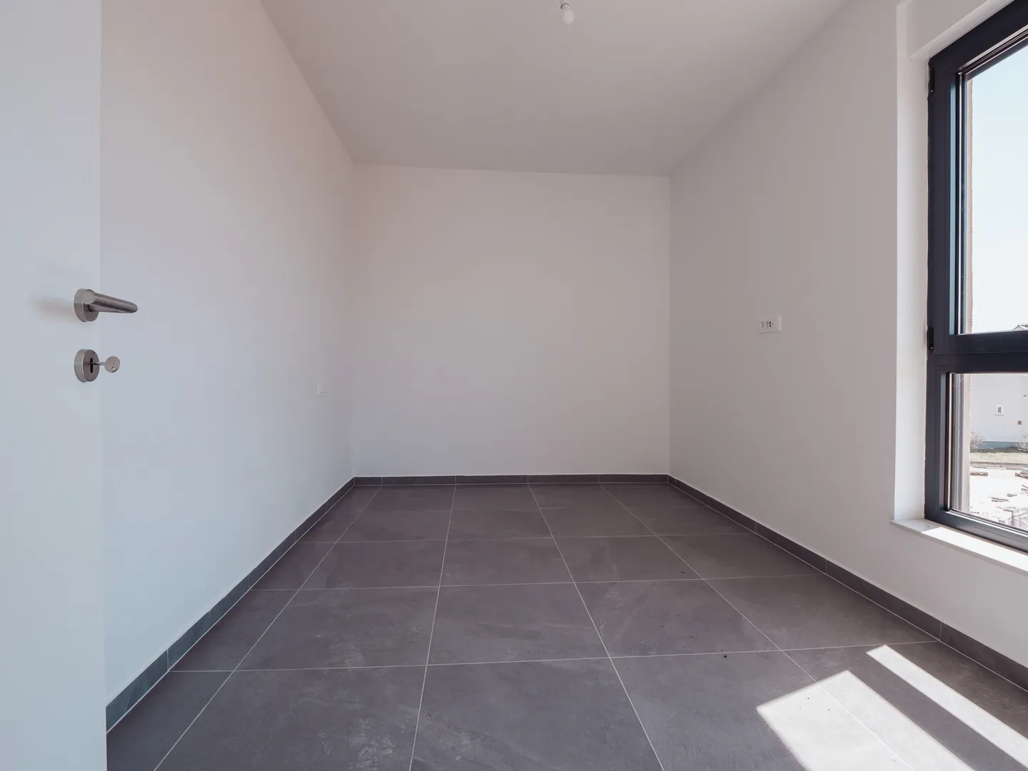 hrvatska, pag, povljana – novogradnja stan 75 m² s 2 spavaće sobe, balkonom, liftom i parkingom - slika 9