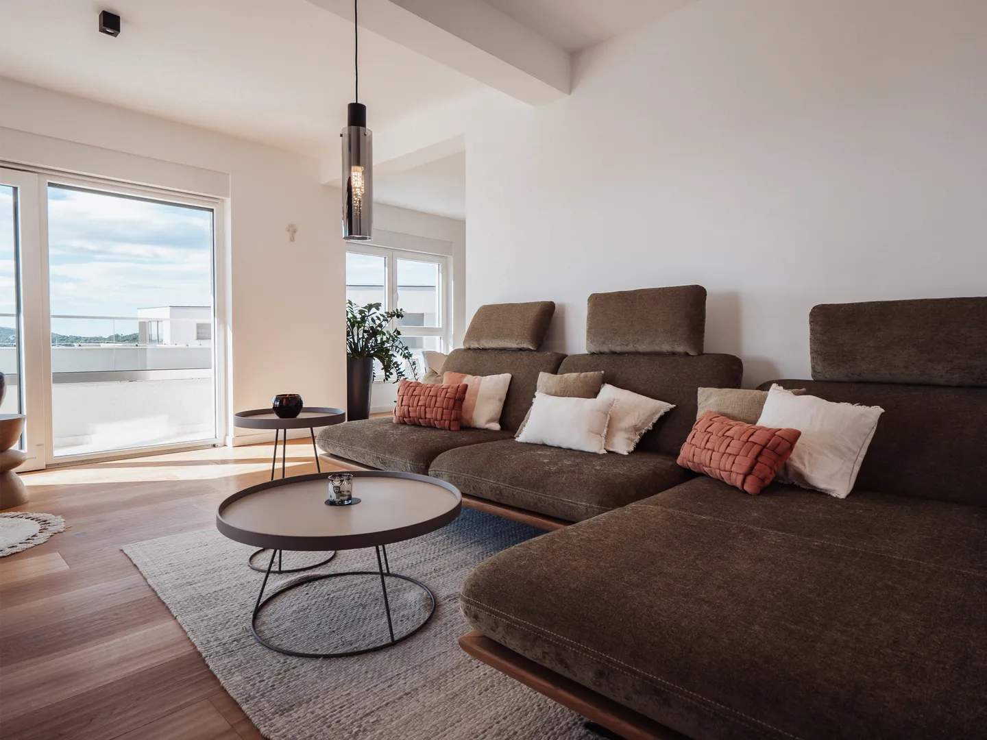 hrvatska, šibenik, vodice (tribunj) – moderan stan na 1. katu s 4 spavaće sobe, 2 terase i 3 parkirna mjesta, 137,91 m² - slika 2