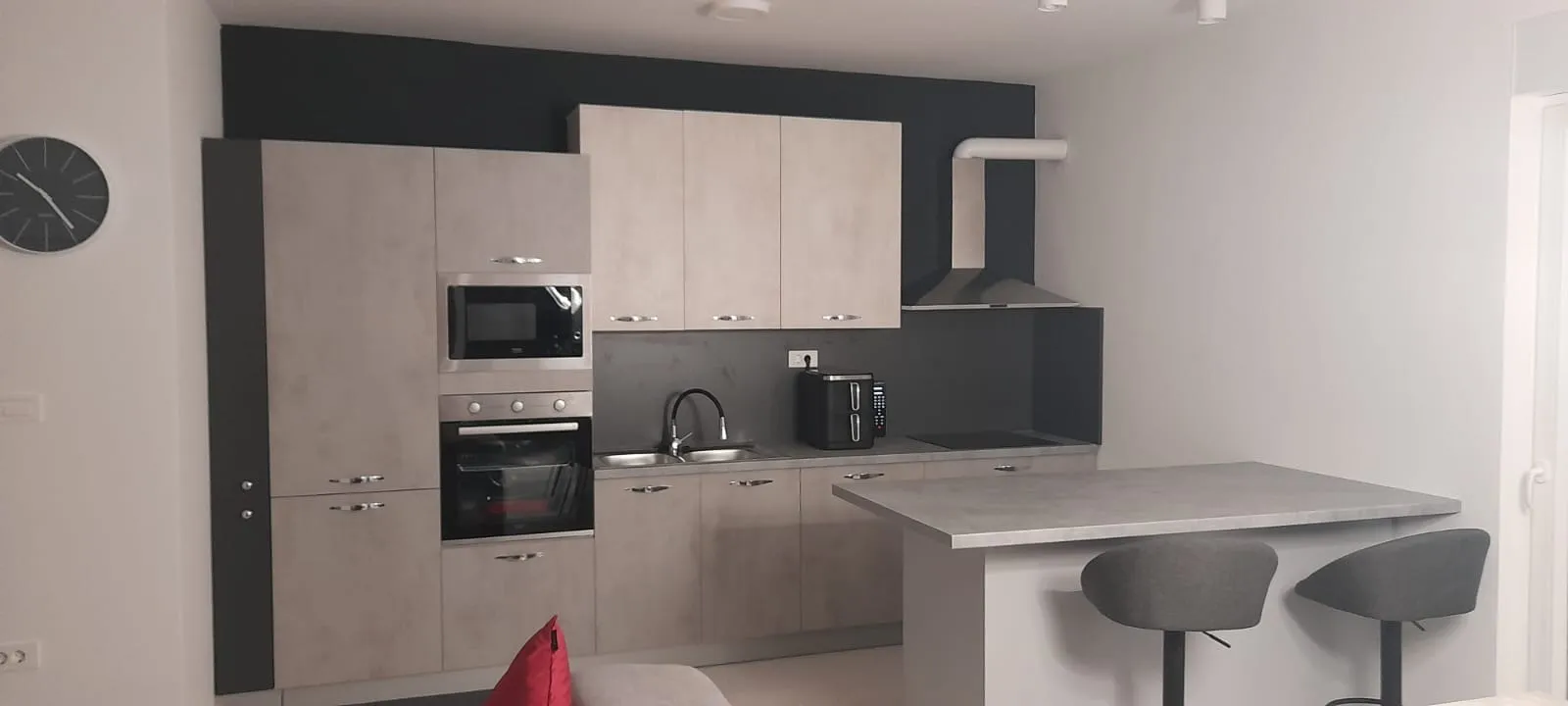 prvi red do mora – luksuzni penthouse 240 m² + krovna terasa 98 m² | srima – vodice - slika 3