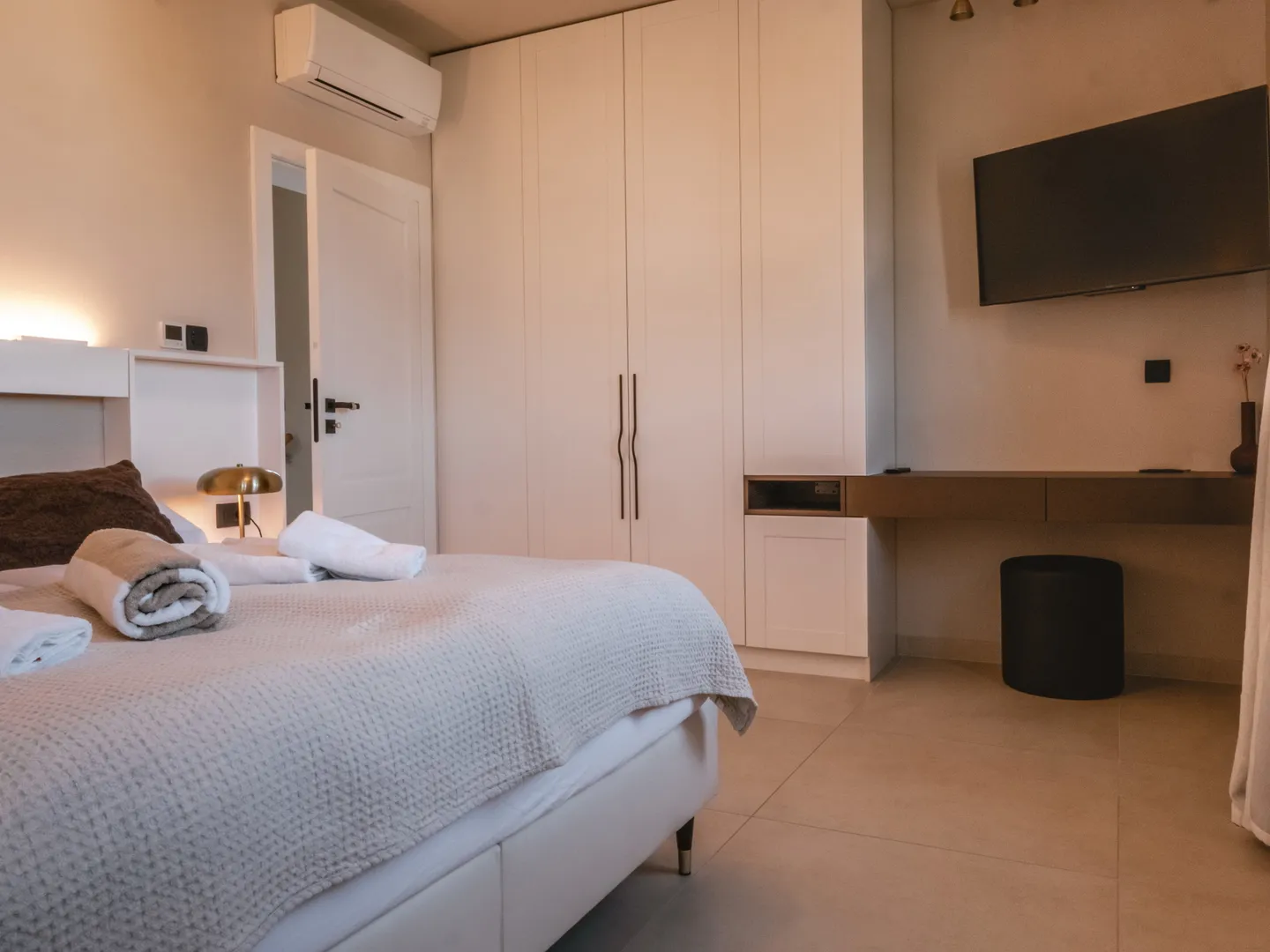 luksuzna vila s bazenom, prvi red do mora, nin - zadar - slika 24