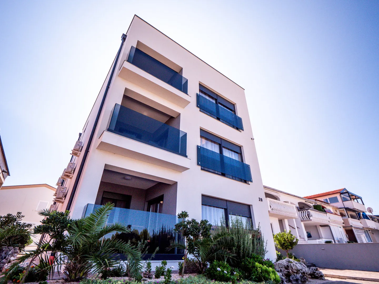 Hrvatska, Zadar, Vir, 4 apartmana, visokokvalitetna i održavana, potpuno opremljena i namještena, investicijska nekretnina blizu mora