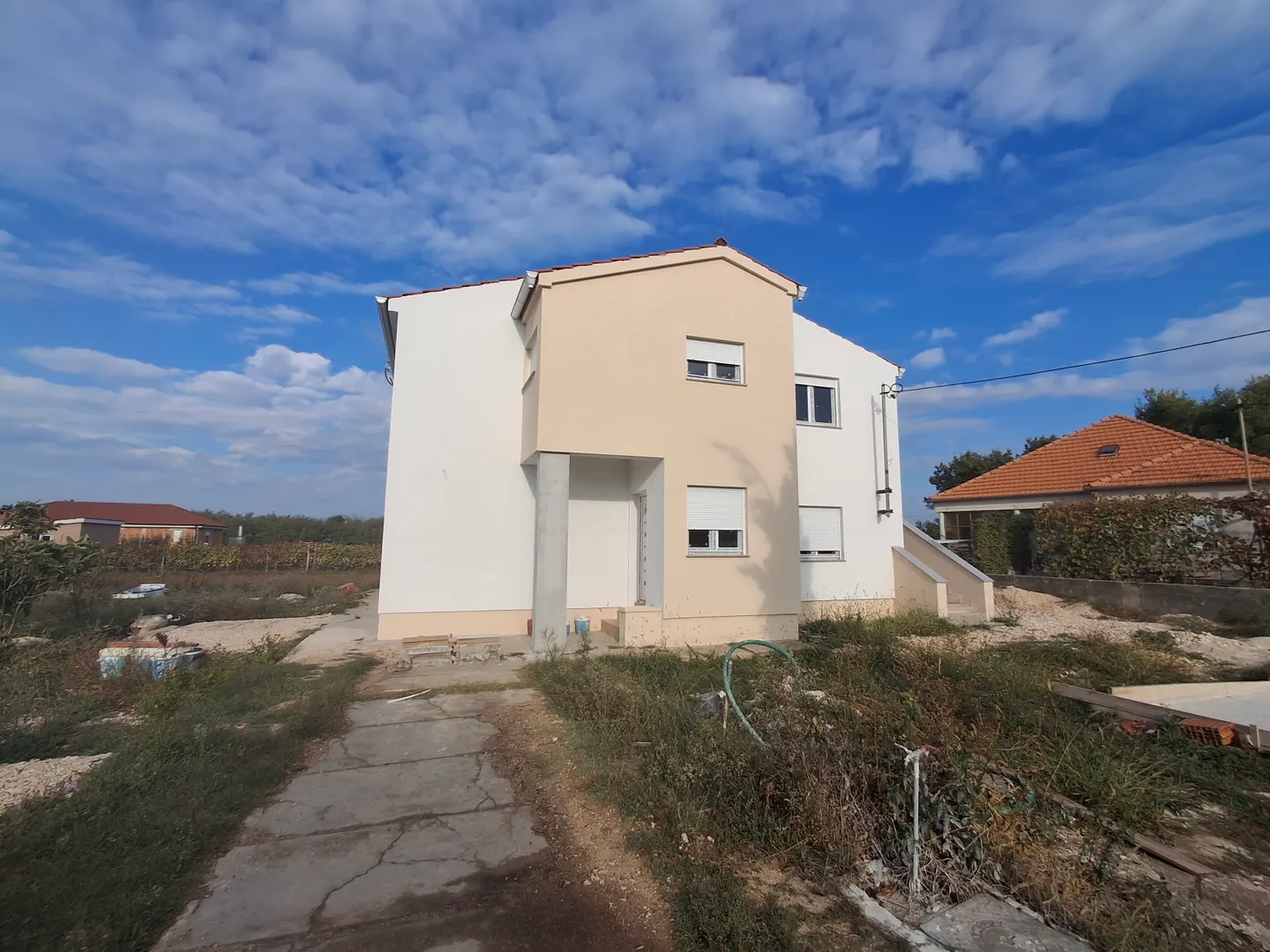 samostojeća kuća s 3 stambene jedinice, 900 m od mora, mirna i tiha pozicija, vrsi - slika 4