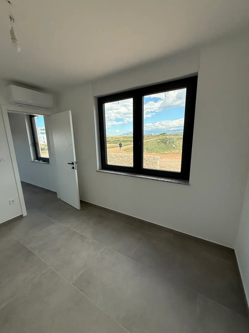 dvosobni stan s terasom i vrtom, 350 m od mora, povljana - pag - slika 7