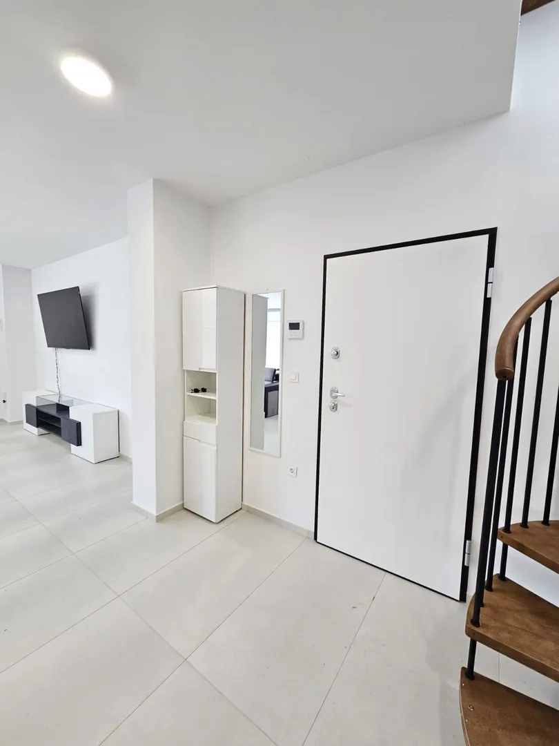 prvi red do mora – luksuzni penthouse 240 m² + krovna terasa 98 m² | srima – vodice - slika 6