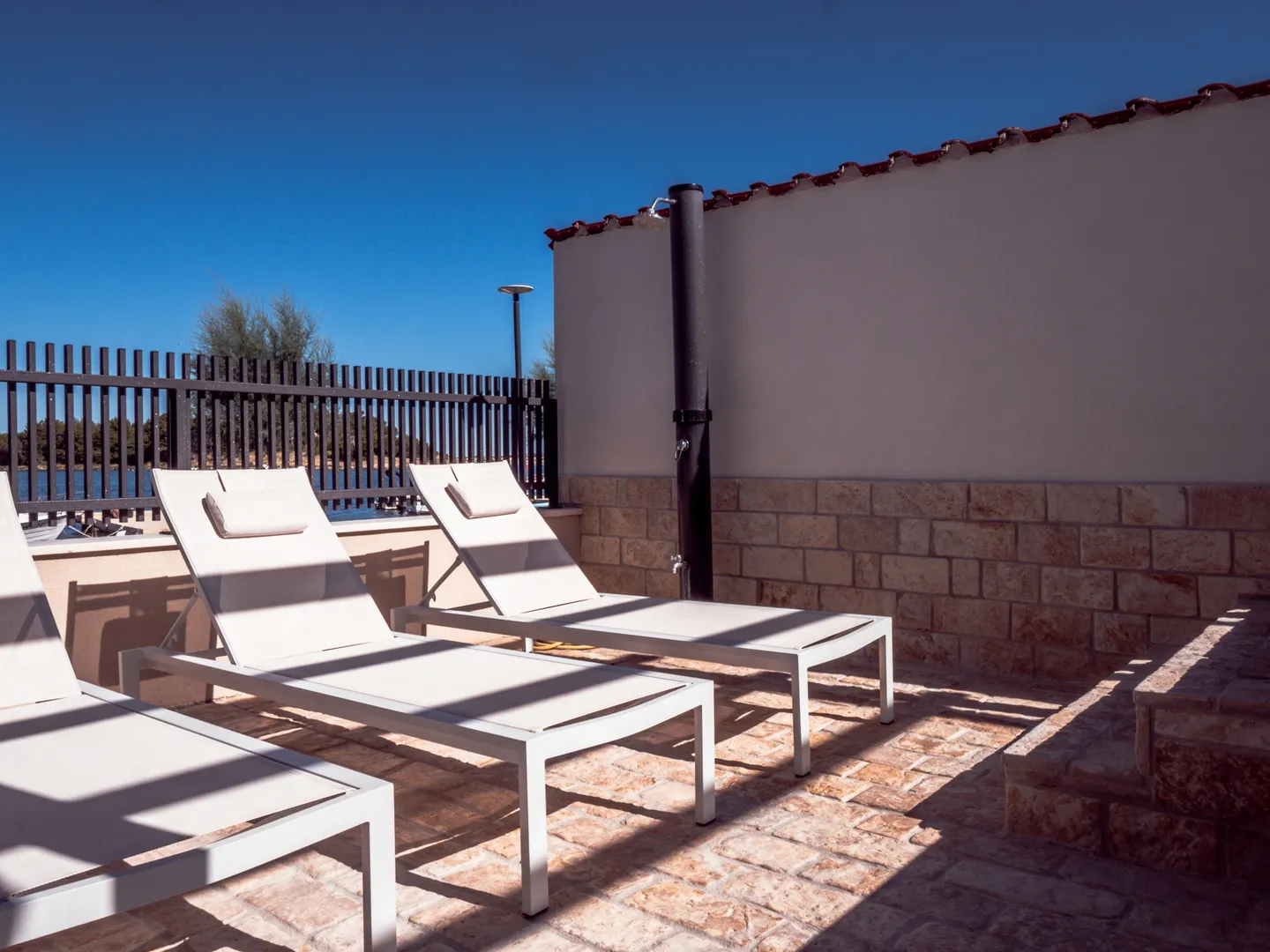 luksuzna vila s bazenom, prvi red do mora, nin - zadar - slika 15