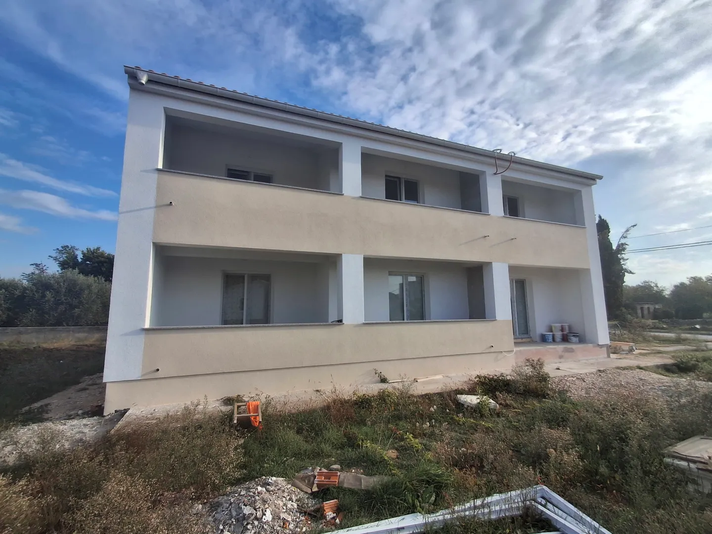 Samostojeća Kuća S 3 Stambene Jedinice, 900 M Od Mora, Mirna I Tiha Pozicija, Vrsi - Grbe, Nin