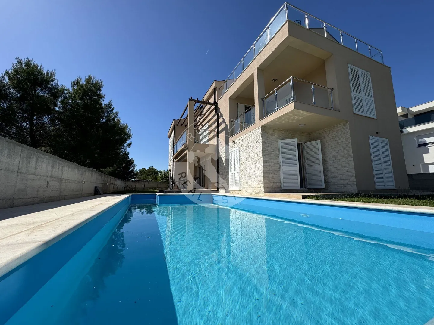 Vodice , Srima, moderna namještena kuća s četiri stana, apartmanom i bazenom