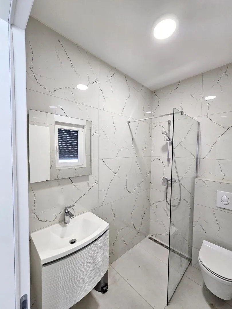 prvi red do mora – luksuzni penthouse 240 m² + krovna terasa 98 m² | srima – vodice - slika 17
