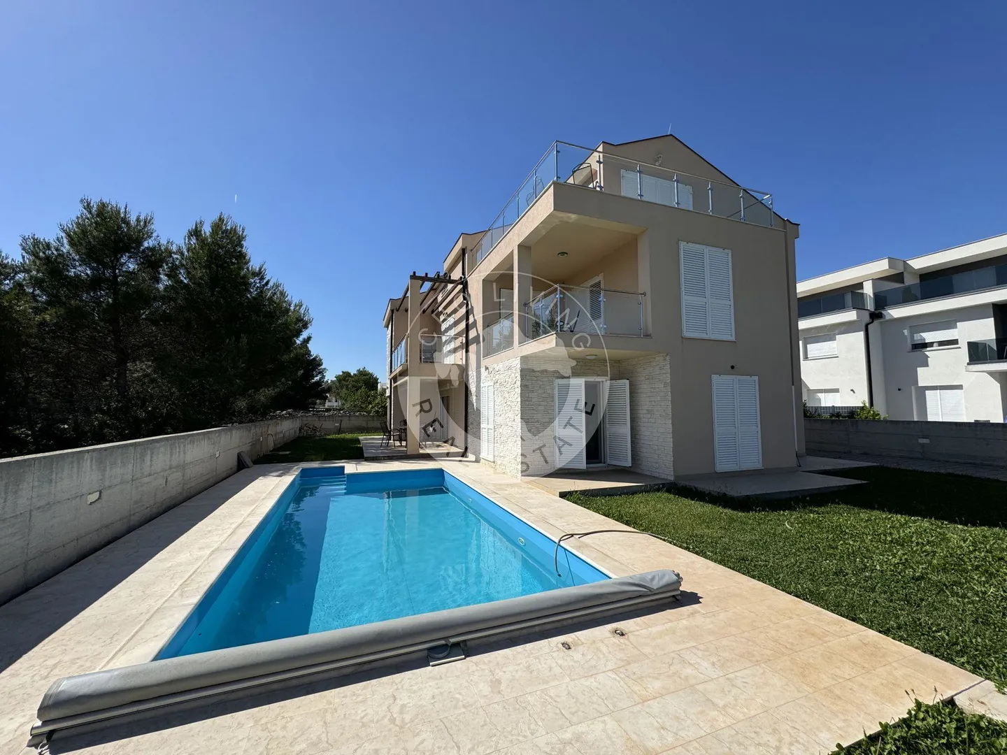 vodice , srima, moderna namještena kuća s četiri stana, apartmanom i bazenom - slika 22