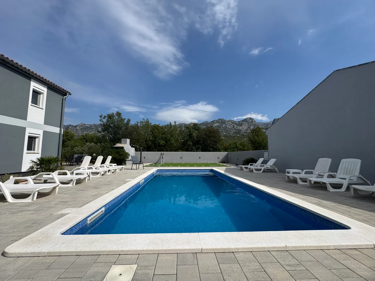 seline, kuća sa bazenom, 4 apartmana u mirnom okruženju - slika 21