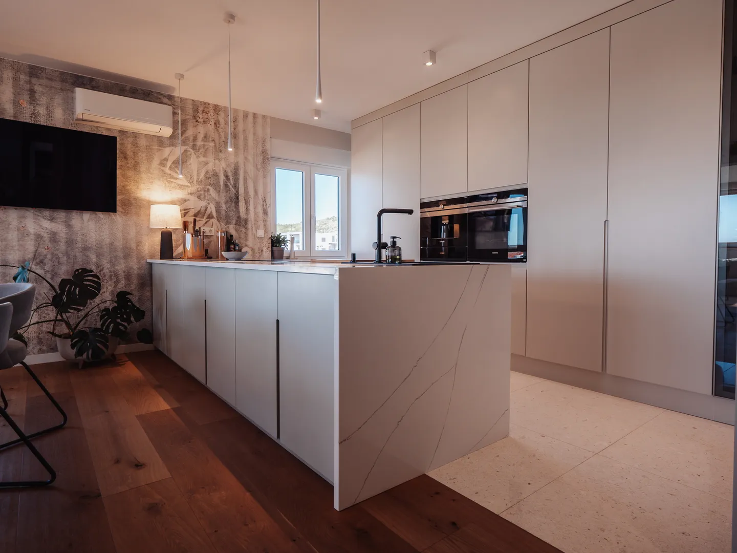 hrvatska, šibenik, vodice (tribunj) – penthouse stan s pogledom na more, 130 m² površine, dvije terase, moderna arhitektura - slika 3
