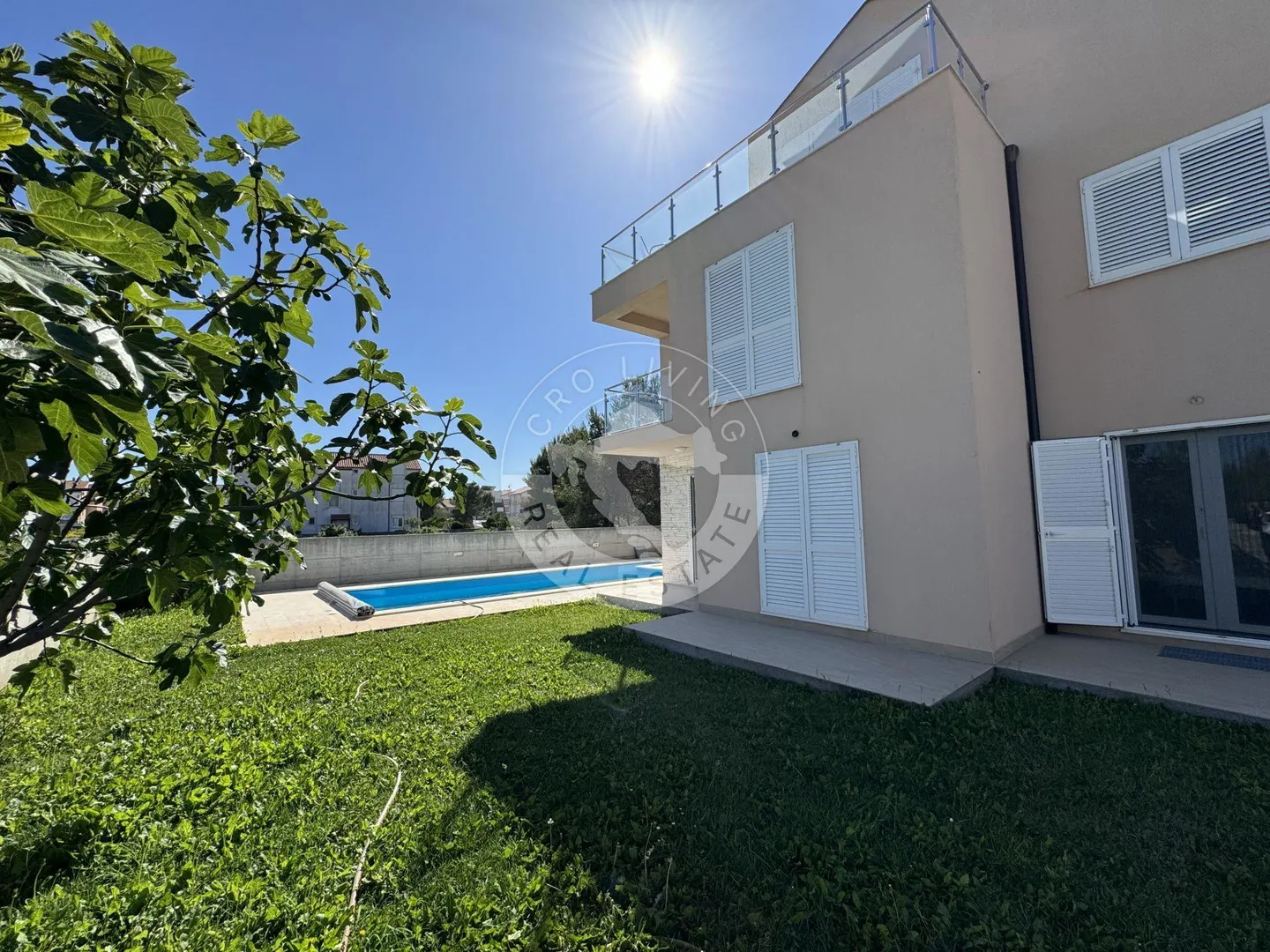 vodice , srima, moderna namještena kuća s četiri stana, apartmanom i bazenom - slika 18