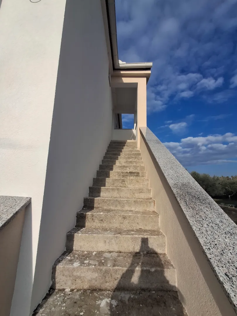 samostojeća kuća s 3 stambene jedinice, 900 m od mora, mirna i tiha pozicija, vrsi - slika 5