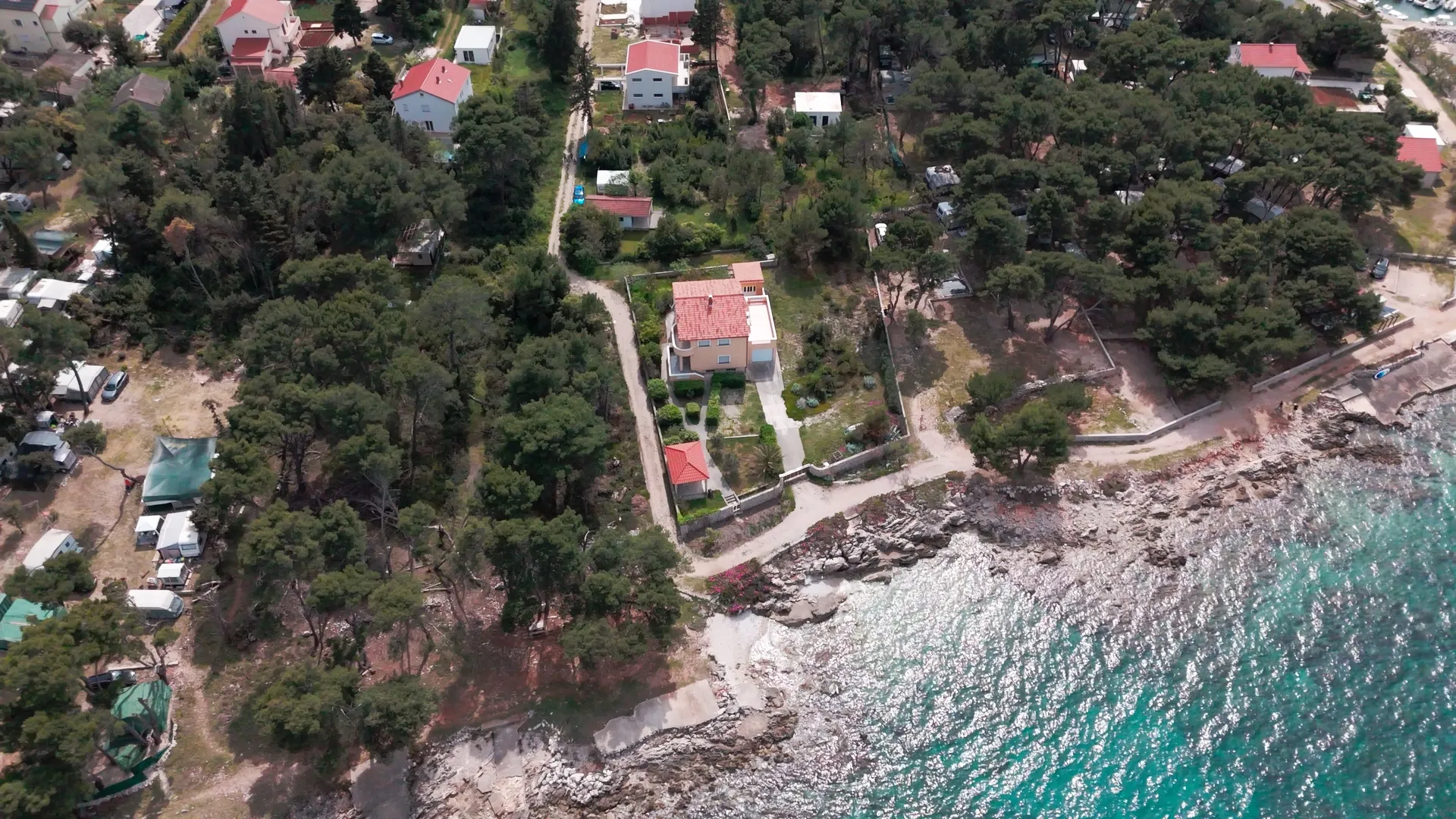 Hrvatska, Zadar, Ugljan - Građevinsko zemljište 1.004 m² u Sušici, 85 m od plaže, s garažom i inventarom - Ugljan, Preko
