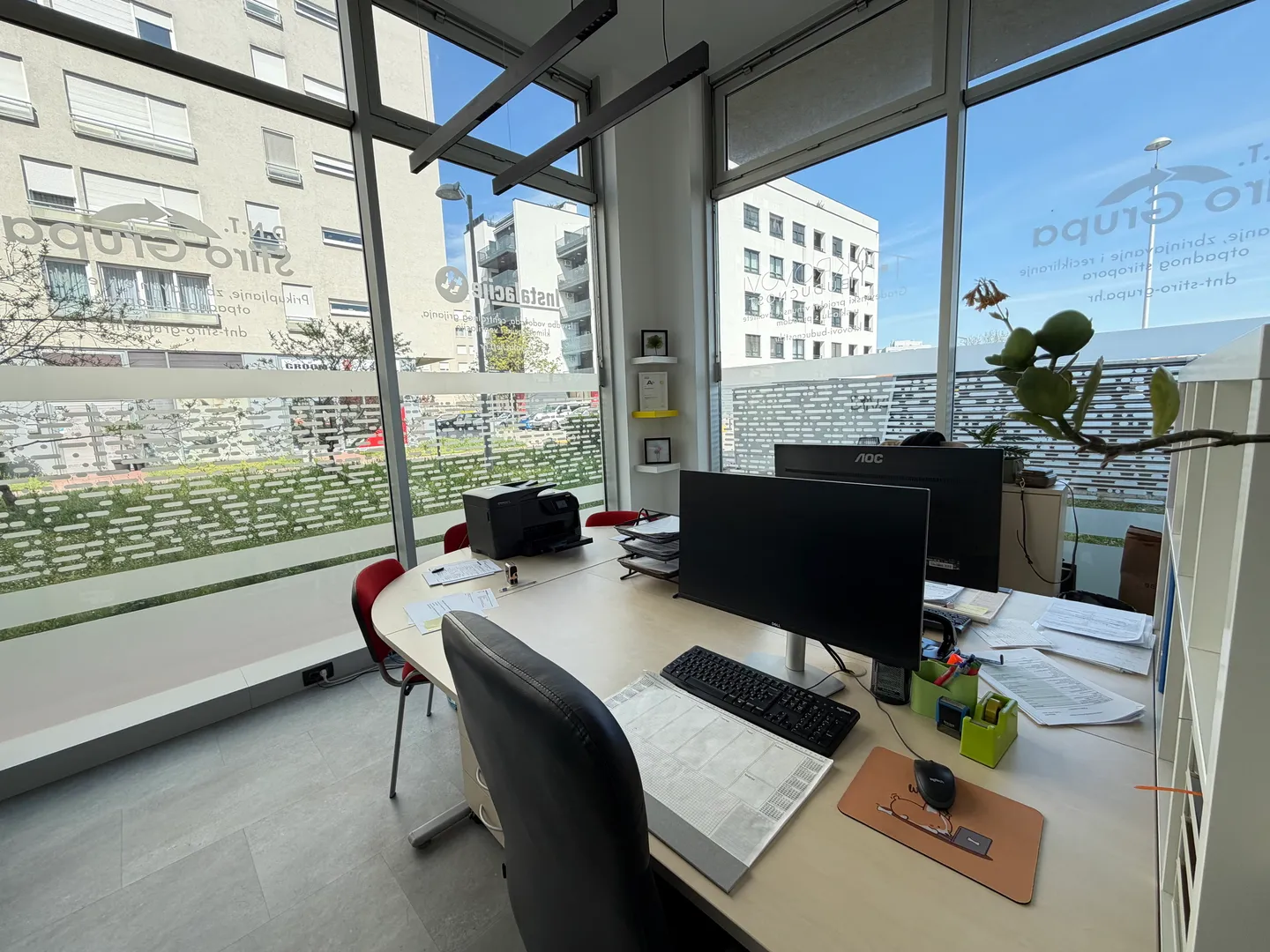Moderan poslovni ulični prostor 131 m2, + 2 garaže, top lokacija,Špansko - Zagreb