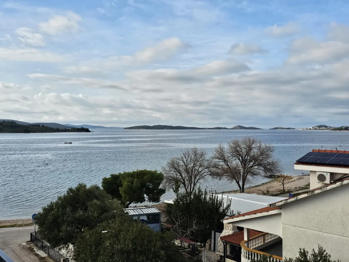 prvi red do mora – luksuzni penthouse 240 m² + krovna terasa 98 m² | srima – vodice - slika 21