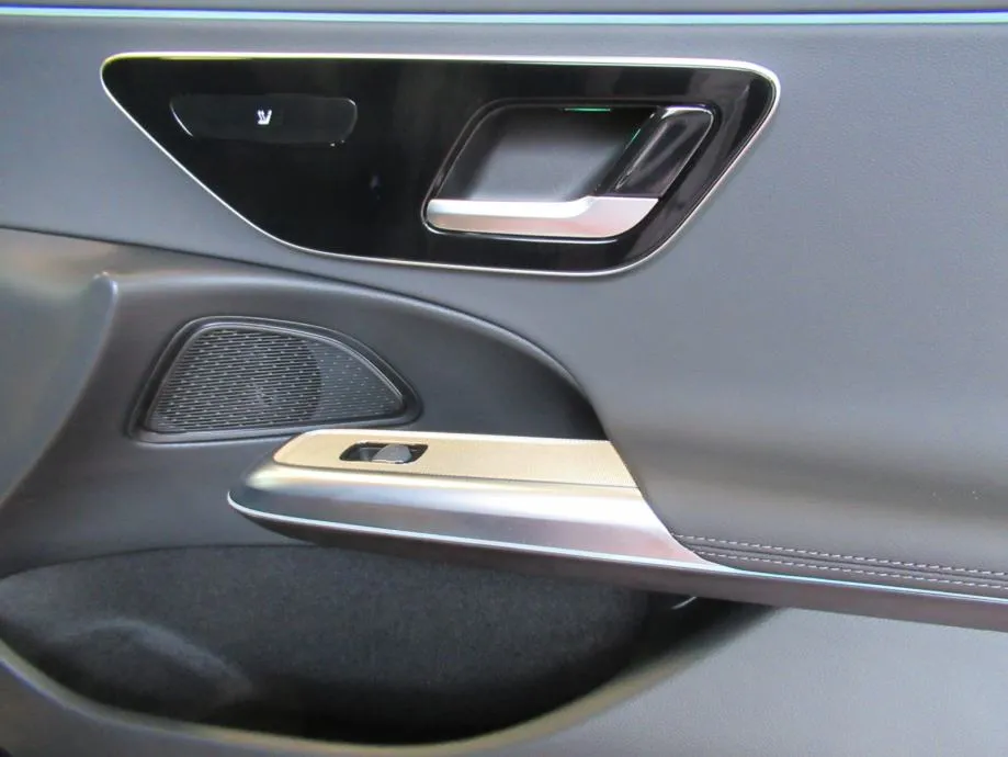 mercedes-benz e-klasa 220 d amg line - slika 10