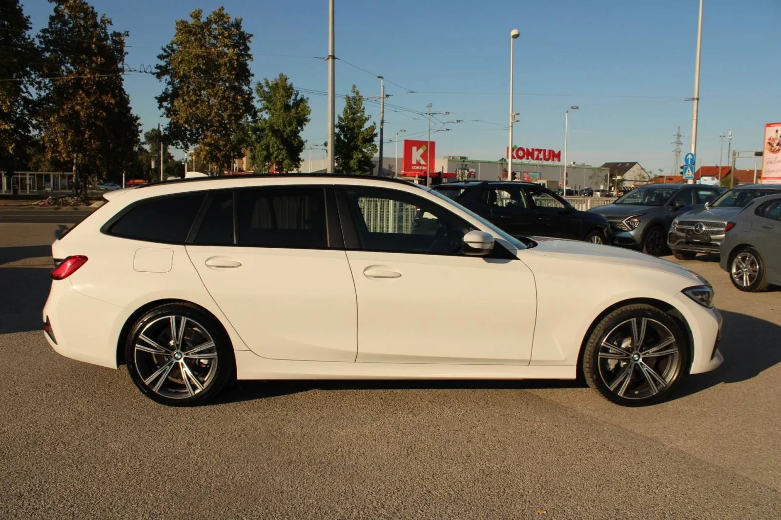 bmw serija 3 330e touring *led, panorama, navigacija* - slika 4
