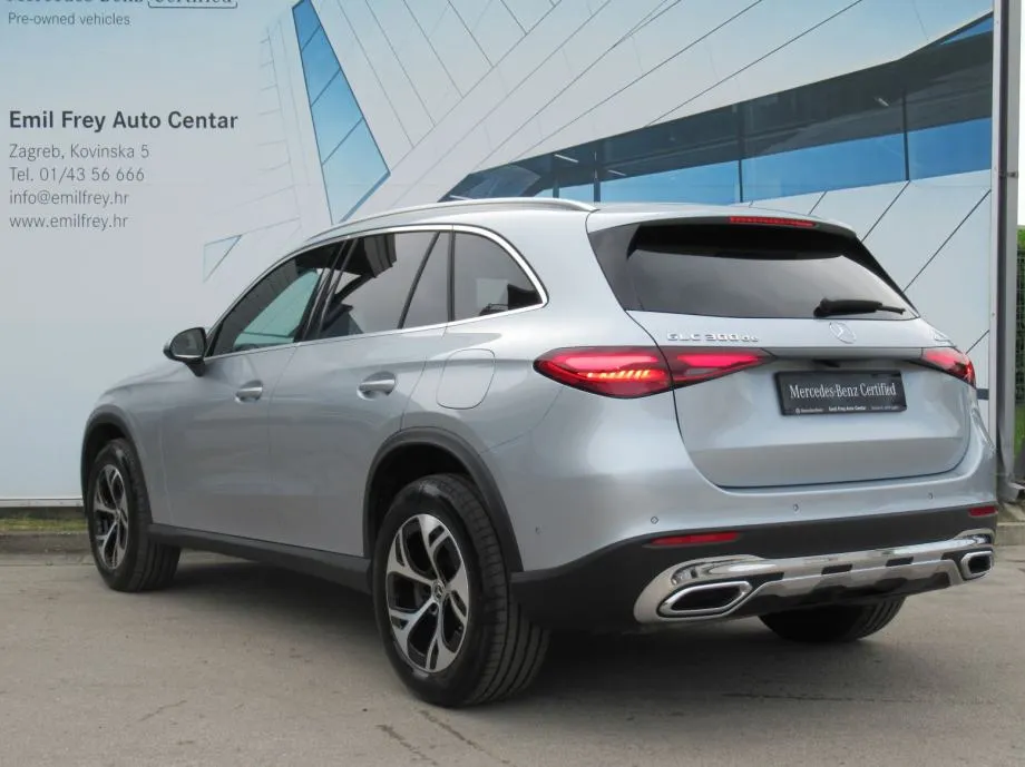 mercedes-benz glc 300 de 4m avantgarde/panorama/head-up/kuka/dc - slika 8