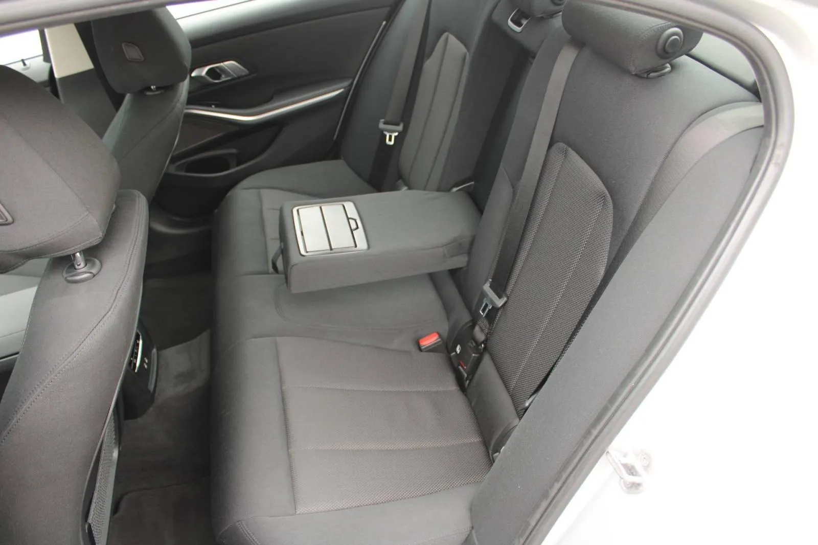 bmw serija 3 320d xdrive automatik *led, navigacija, harman kardon* - slika 11