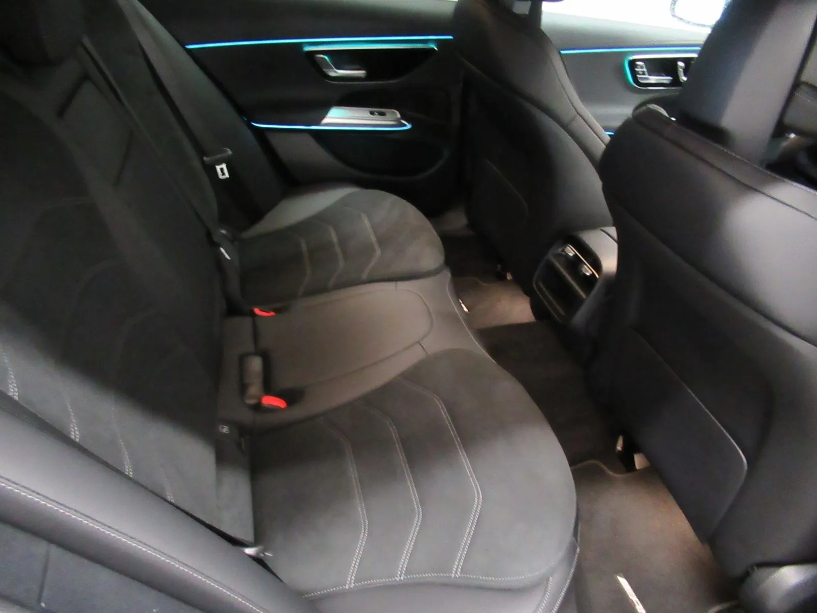 mercedes-benz e-klasa 300 de amg line/night paket/digital light/360° - slika 13