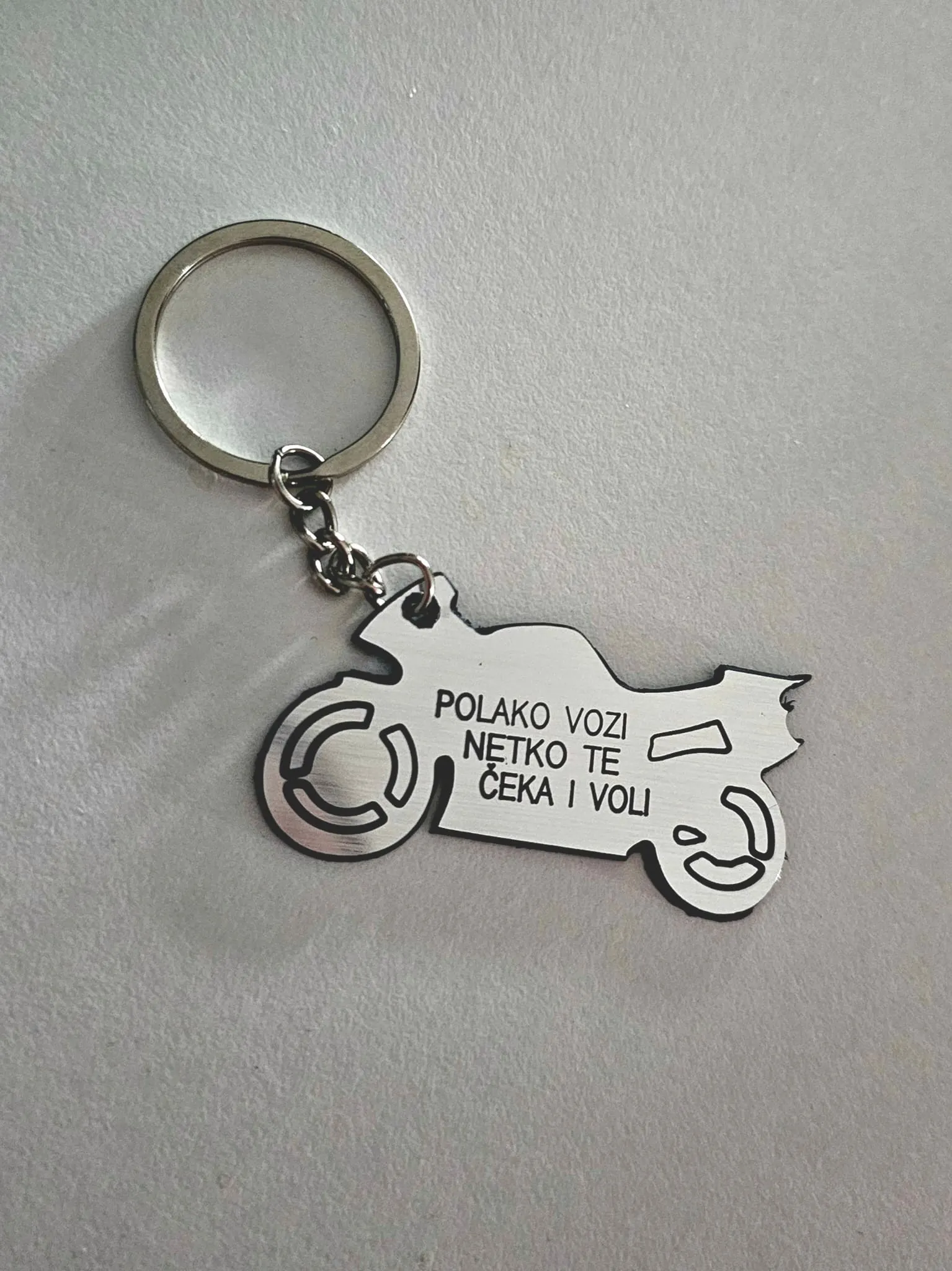 personalizirani plastični privjesak u obliku motora - slika 2