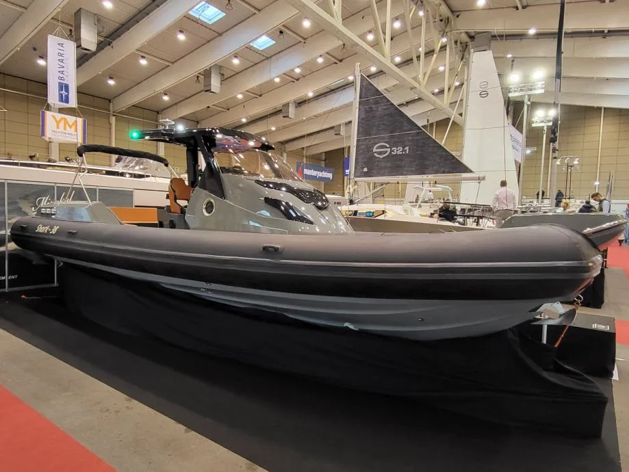shark 38 hardtop powered by inboard diesel - slika 15
