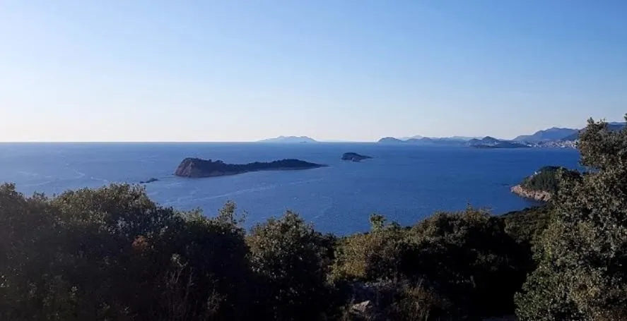Cavtat, uz samo more- prodaje se zemljište površine 15.000 m2!! - Cavtat, Konavle