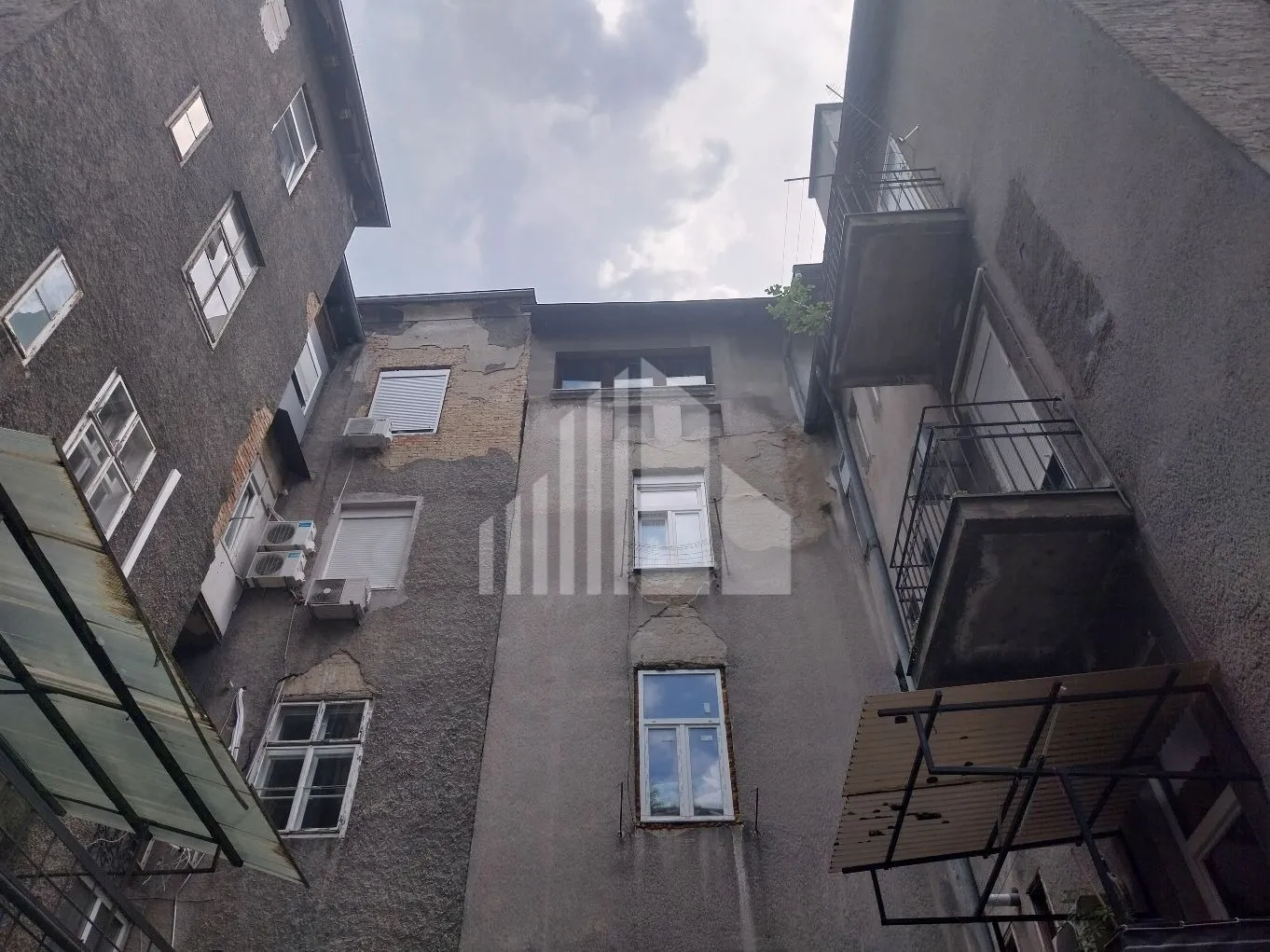 centar, dvoetažan stan s velikom terasom za uređenje - slika 18