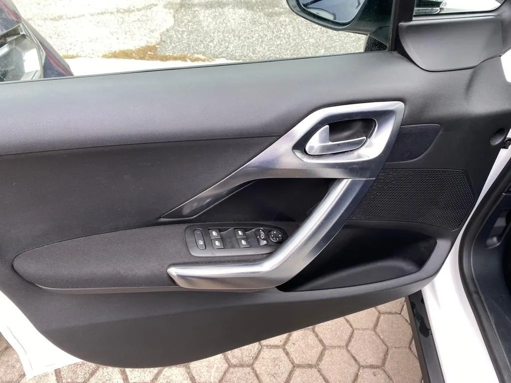 peugeot 2008 1,2 puretech, navi, tempomat, 4x garancija! - slika 19