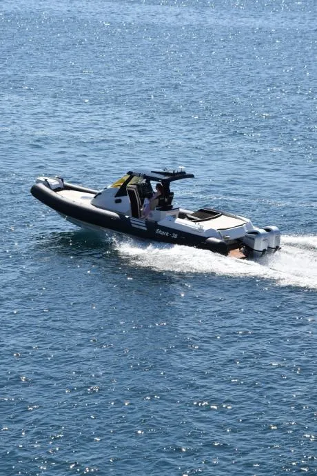 shark 38 - novo model 2026 gumenjak sa kabinom, motori 2 x 250 - slika 18