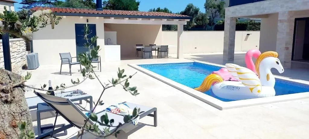 umag-moderna villa sa bazenom samo 900 m od plaže na prodaji (prodaja) - slika 3