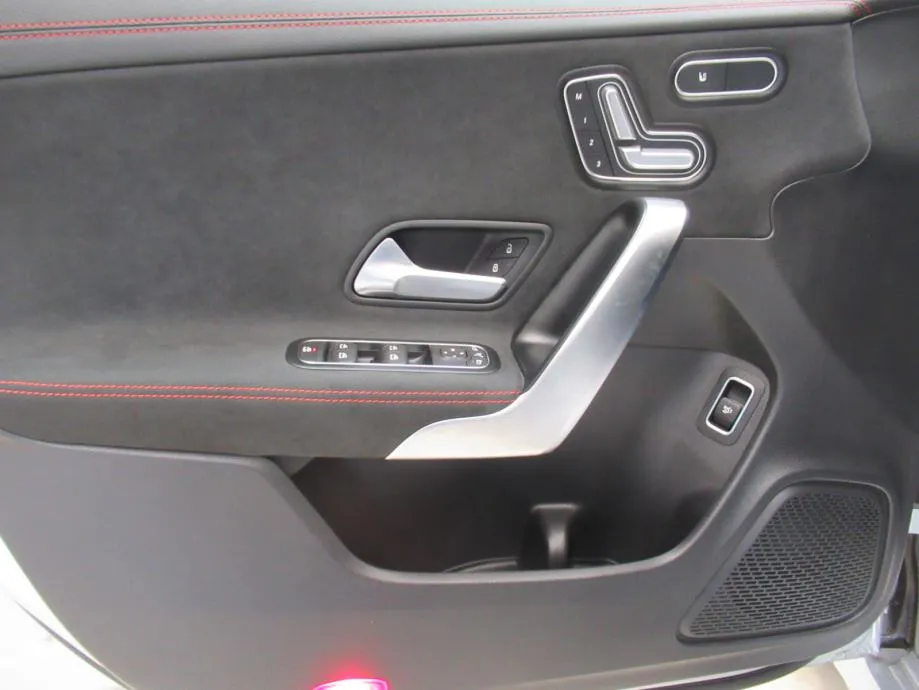 mercedes-benz cla 200 d amg line - slika 16