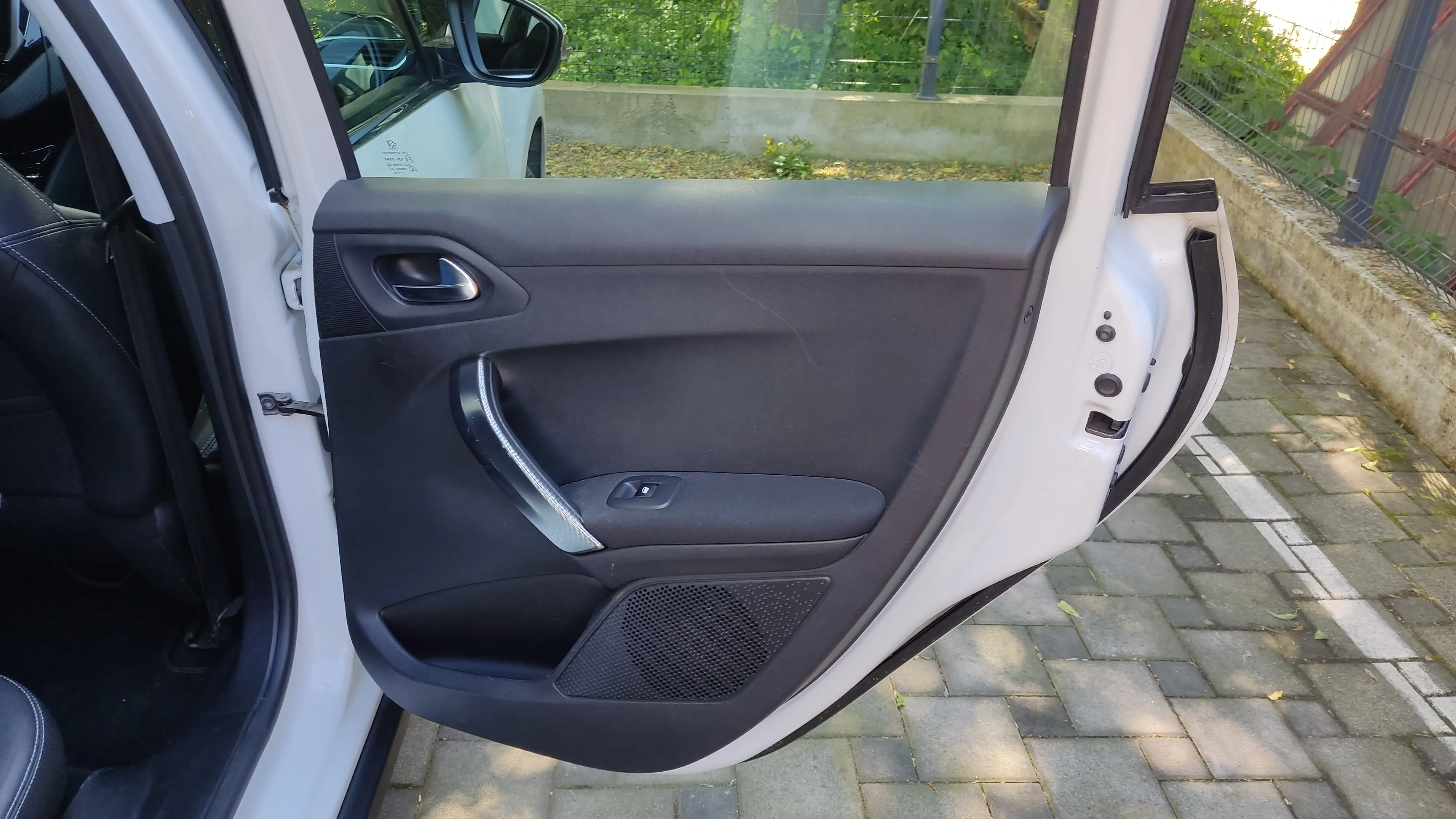 peugeot 2008 1,2 allure - slika 24