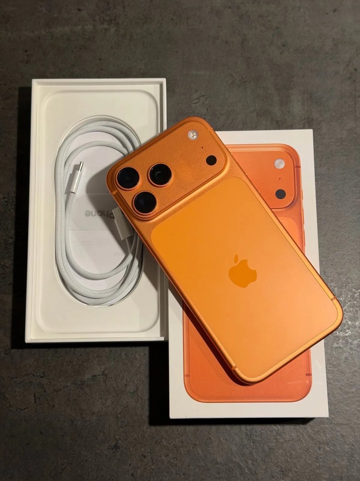 iphone 17 pro max od 512gb memorije u narančastoj boji. - slika 9
