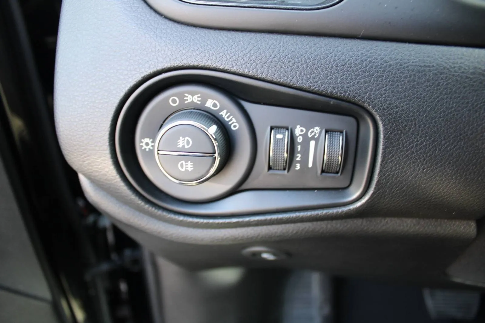 jeep renegade 1.3 t4 phev limited 4x4 automatik - slika 20