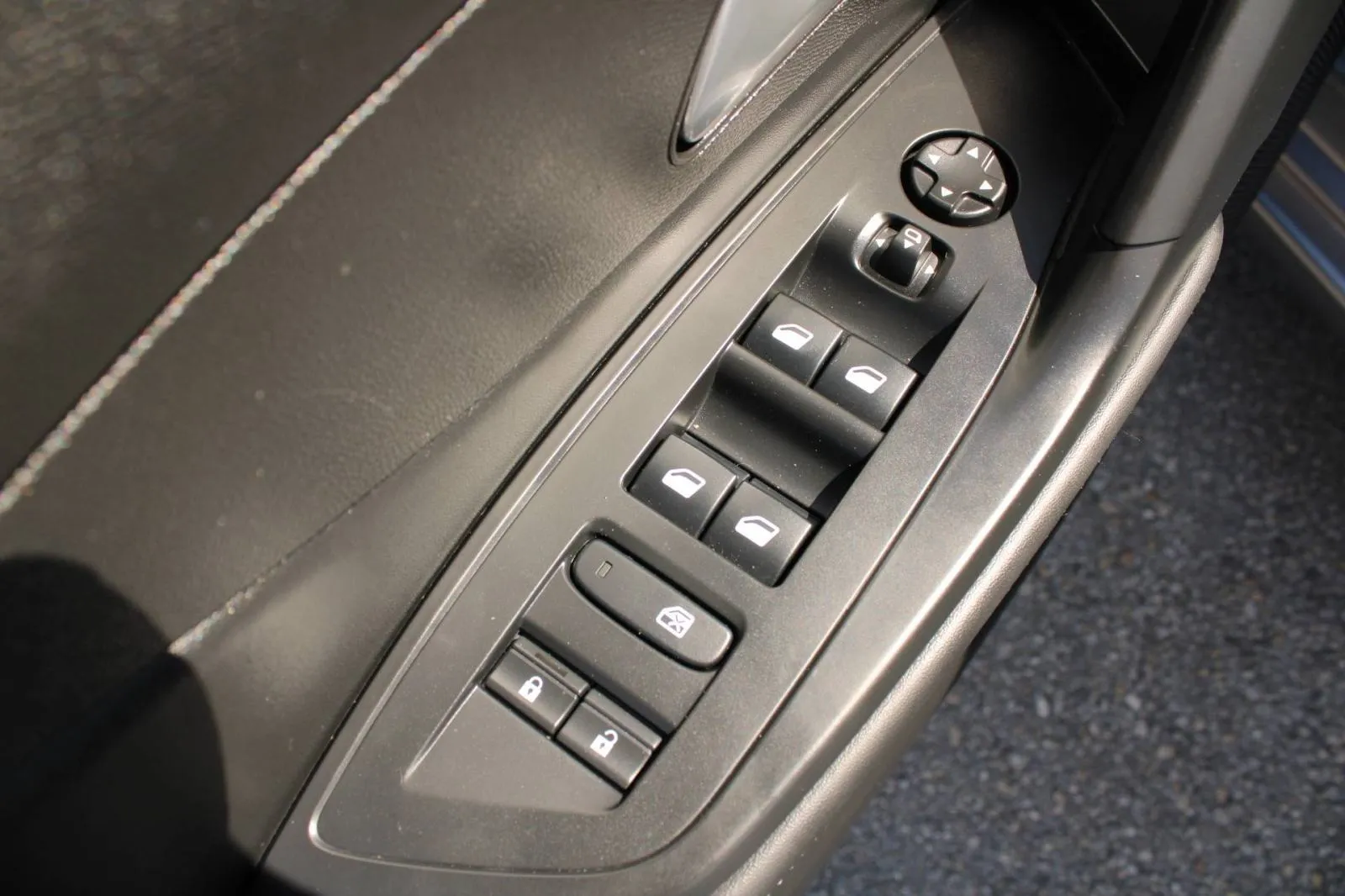 peugeot 308 1.2 puretech allure *led, navigacija, kamera* - slika 8