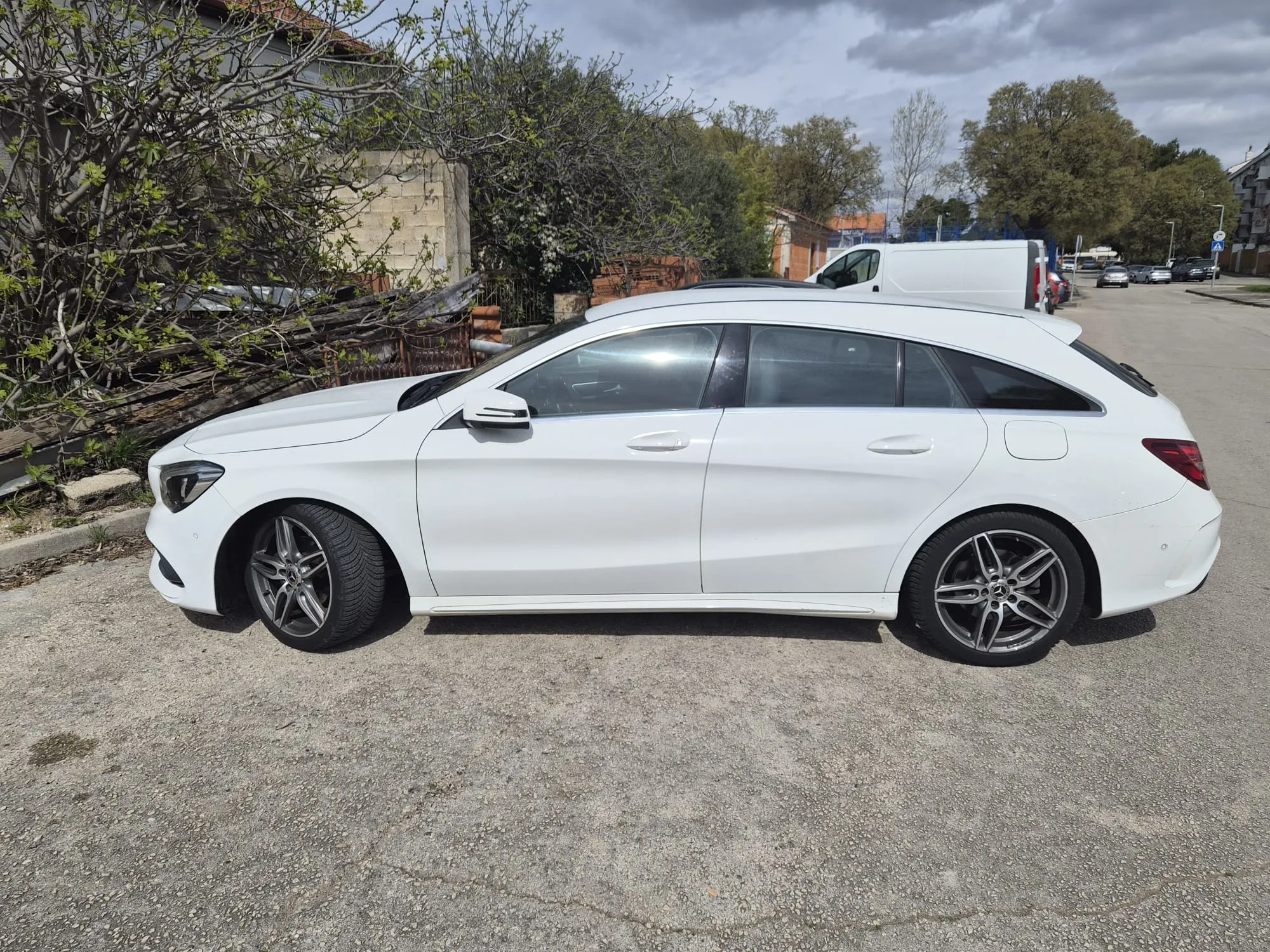 mercedes cla 200d shooting break amg line - slika 1