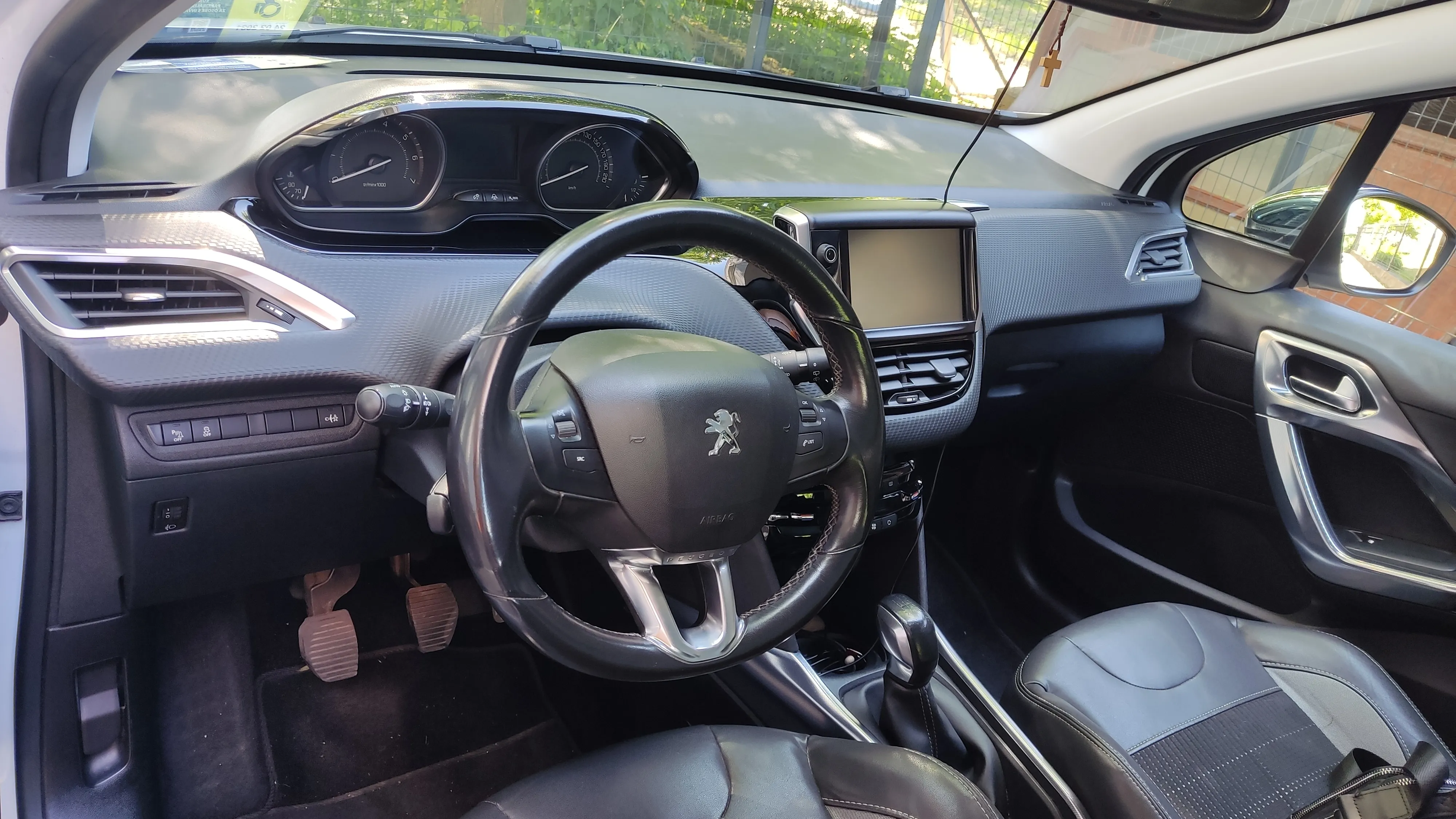 peugeot 2008 1,2 allure - slika 26