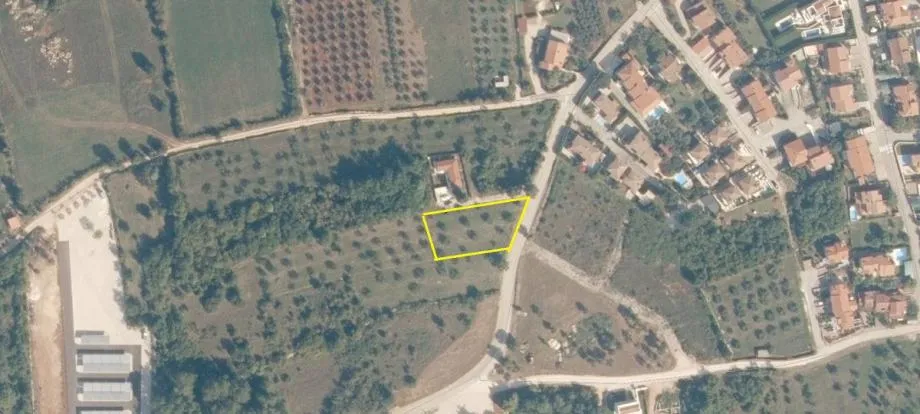 POREČ 10 Km- ZEMLJIŠTE ZA GRADNJU STANOVA ILI VILA SA BAZENOM