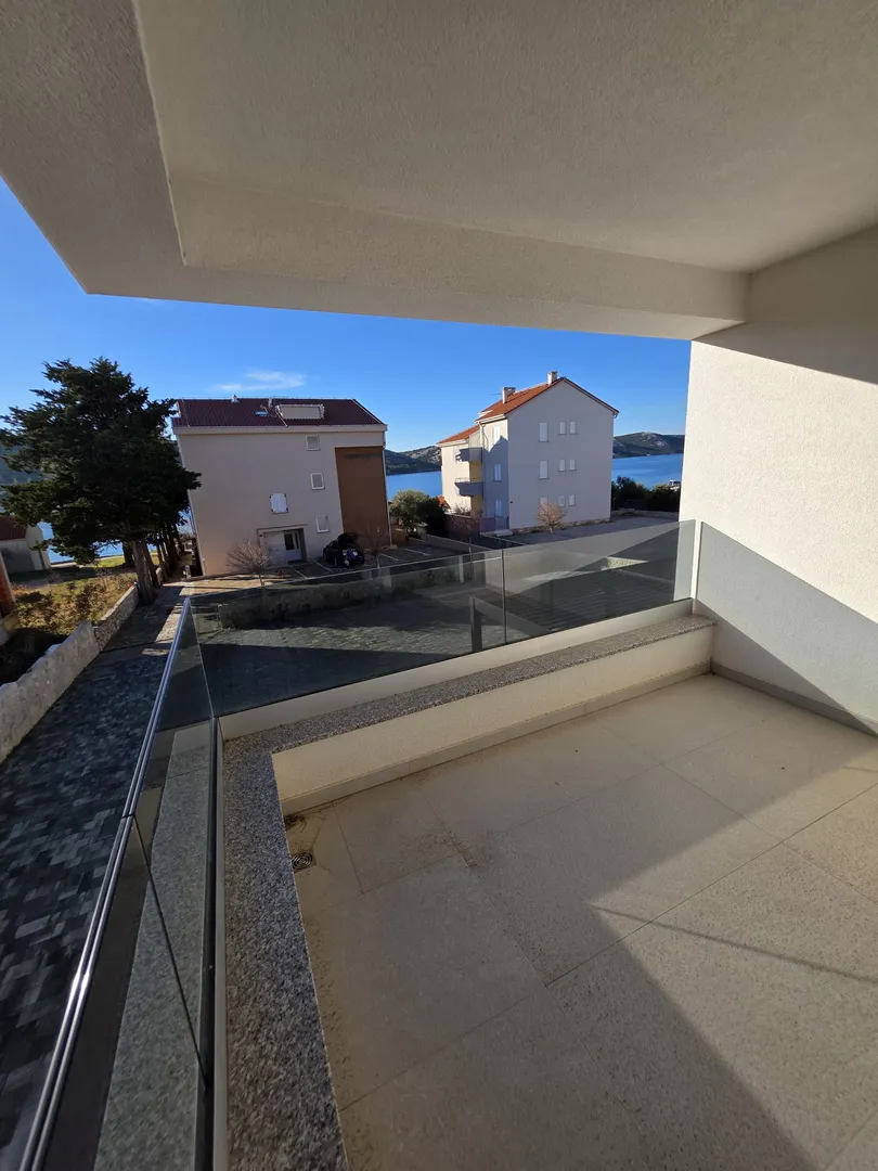 Stara Novalja: apartman, visoko prizemlje, 74.14m2, drugi red do mora!