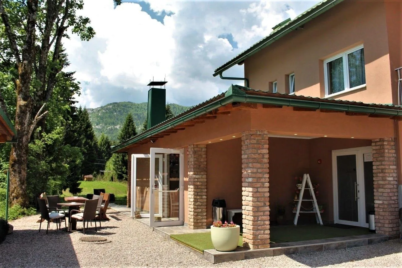 Hotel s apartmanima, mirna lokacija, prilika za investiciju - Jasenak, Ogulin