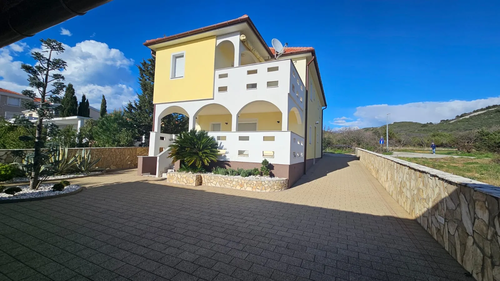 stara novalja: kuća s 3 apartmana, veliko dvorište - slika 4
