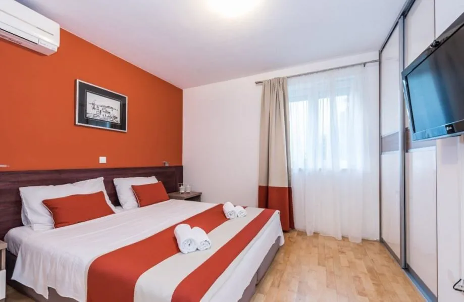 novalja, 146,90 m2, sa bazenom i okućnicom, prvi red do mora - slika 28
