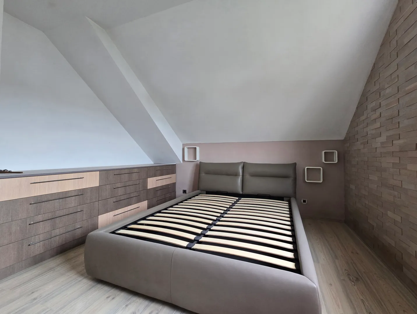 trosobni, 99m2, 2.kat, 2x parking, vrt, spremište - slika 6